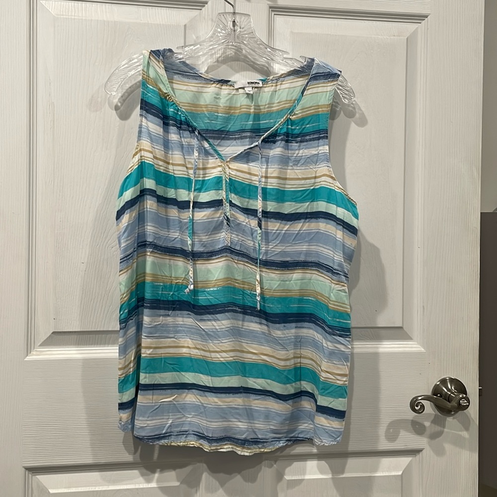 Gently used like new condition women’s plus size sleeveless blouse.